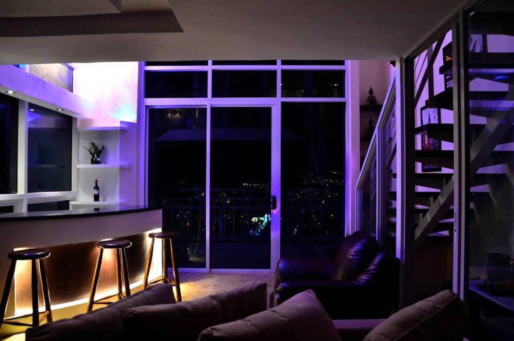 Luxurious Penthouse Unit In Apartment *